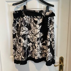 100% SILK black and white floral pleated skirt